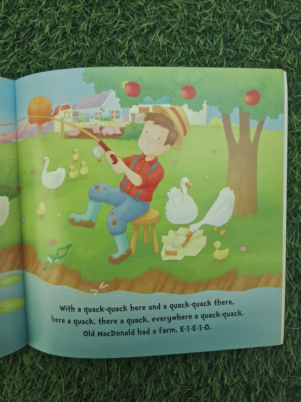 OLD MAC DONALD HAD A FARM -  Very Good Condition Paperback