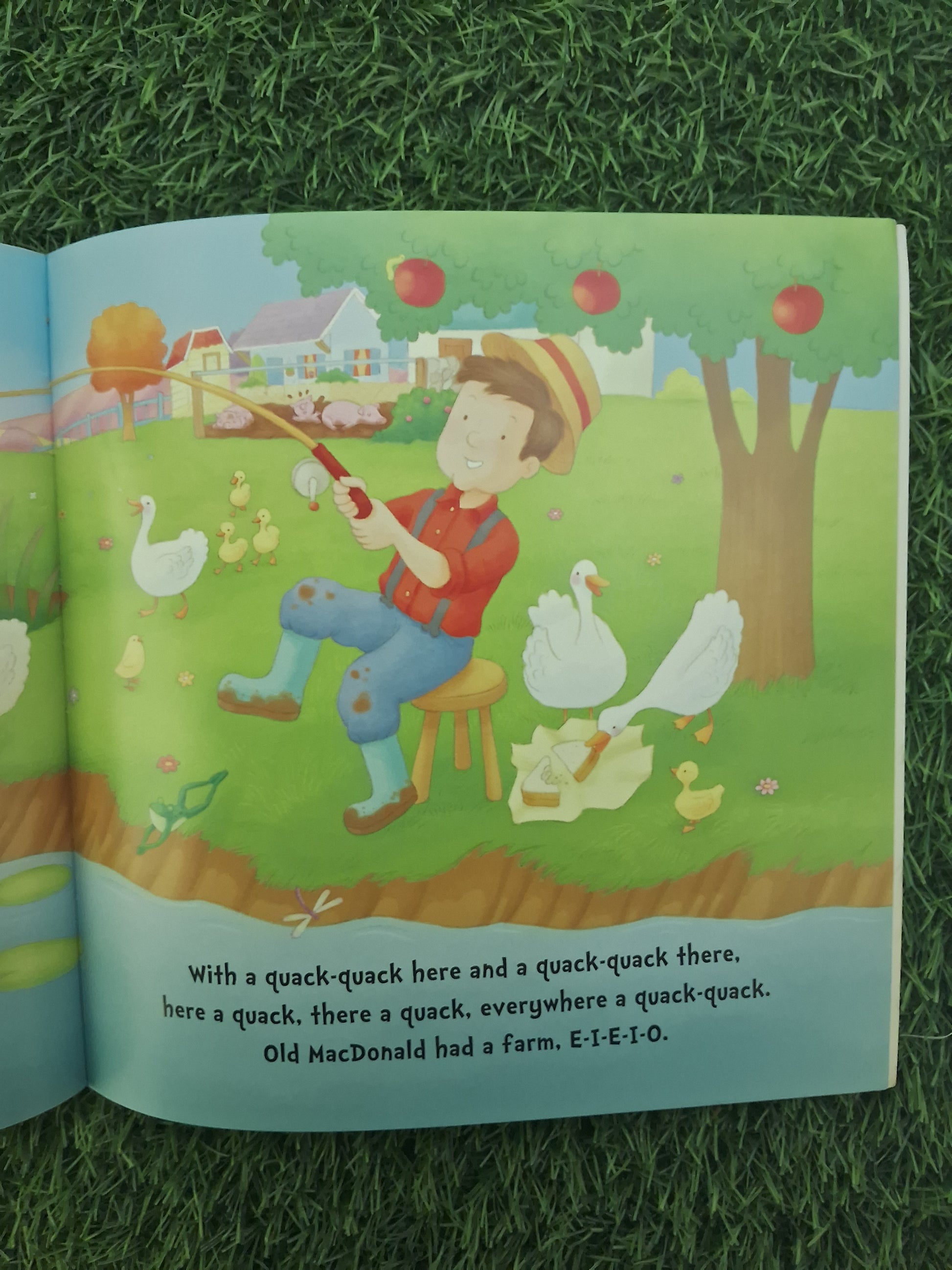 OLD MAC DONALD HAD A FARM -  Very Good Condition Paperback