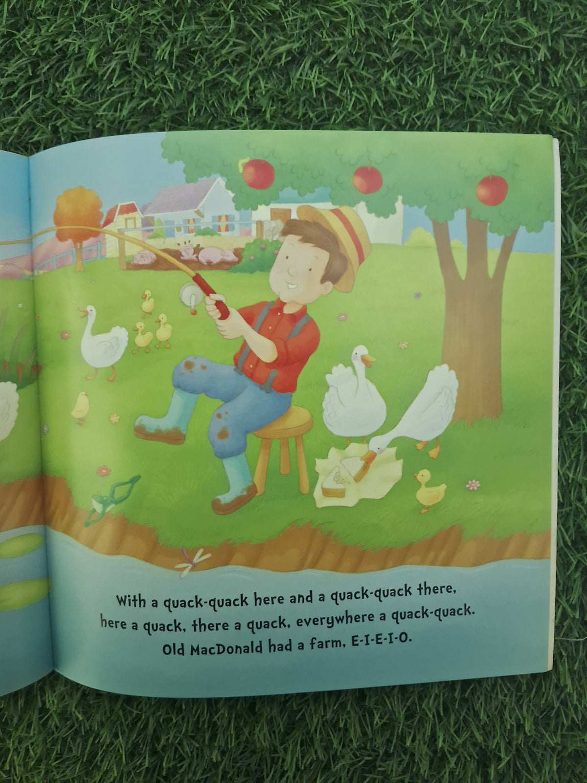 OLD MAC DONALD HAD A FARM -  Very Good Condition Paperback