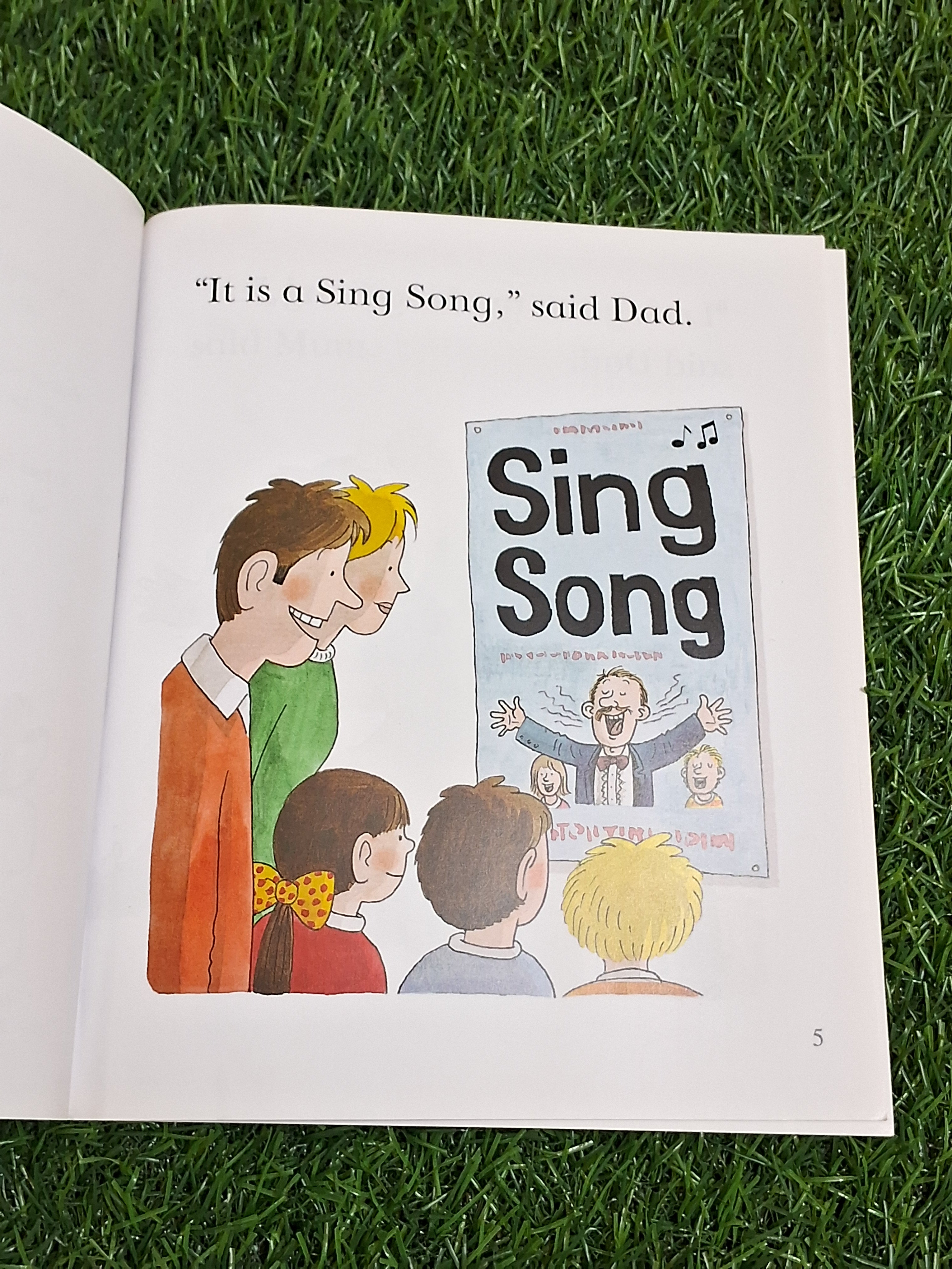 READ WITH BIFF CHIP & KIPPER - THE SING SONG - Excellent Condition Paperback