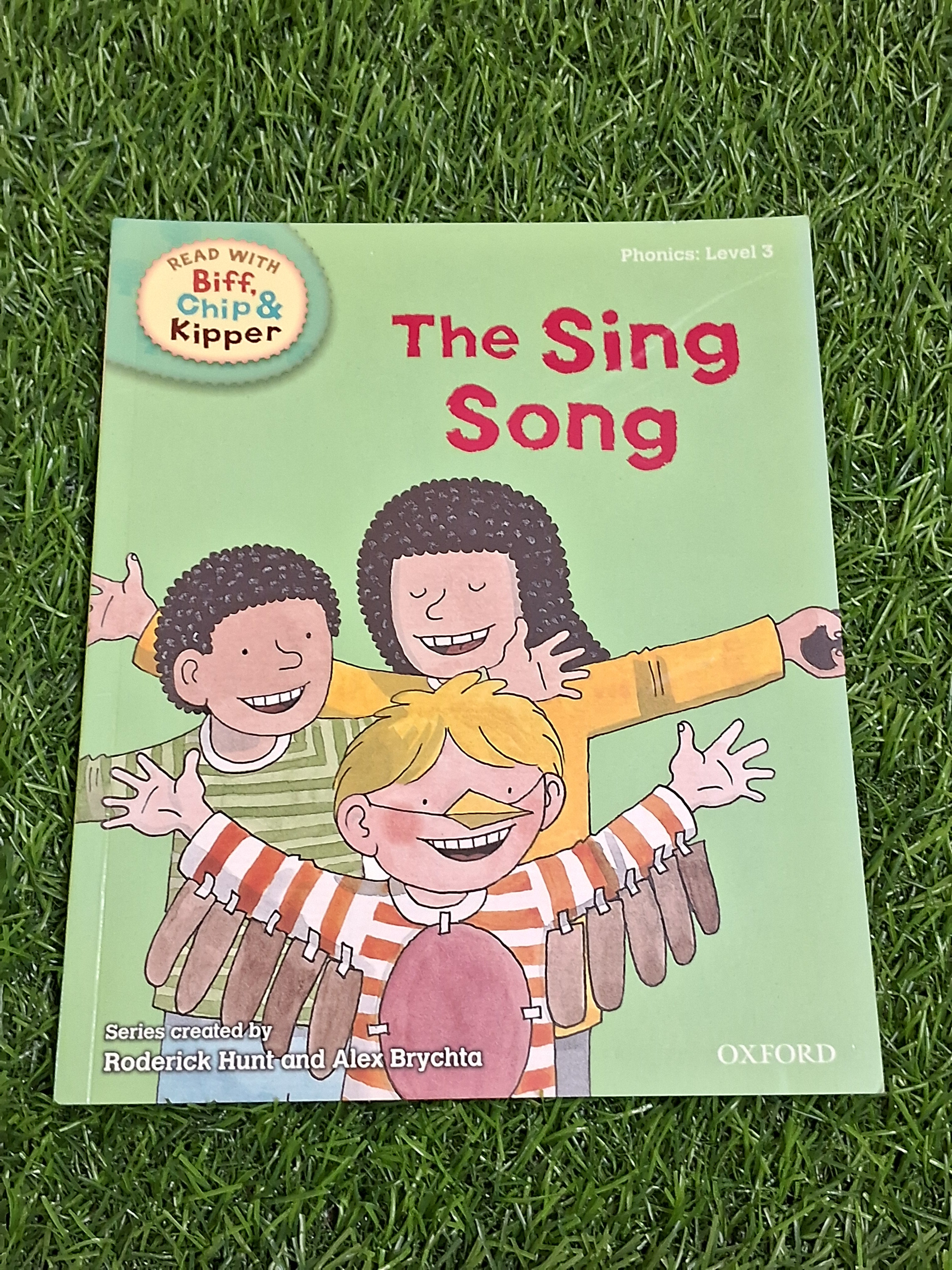 READ WITH BIFF CHIP & KIPPER - THE SING SONG - Excellent Condition Paperback
