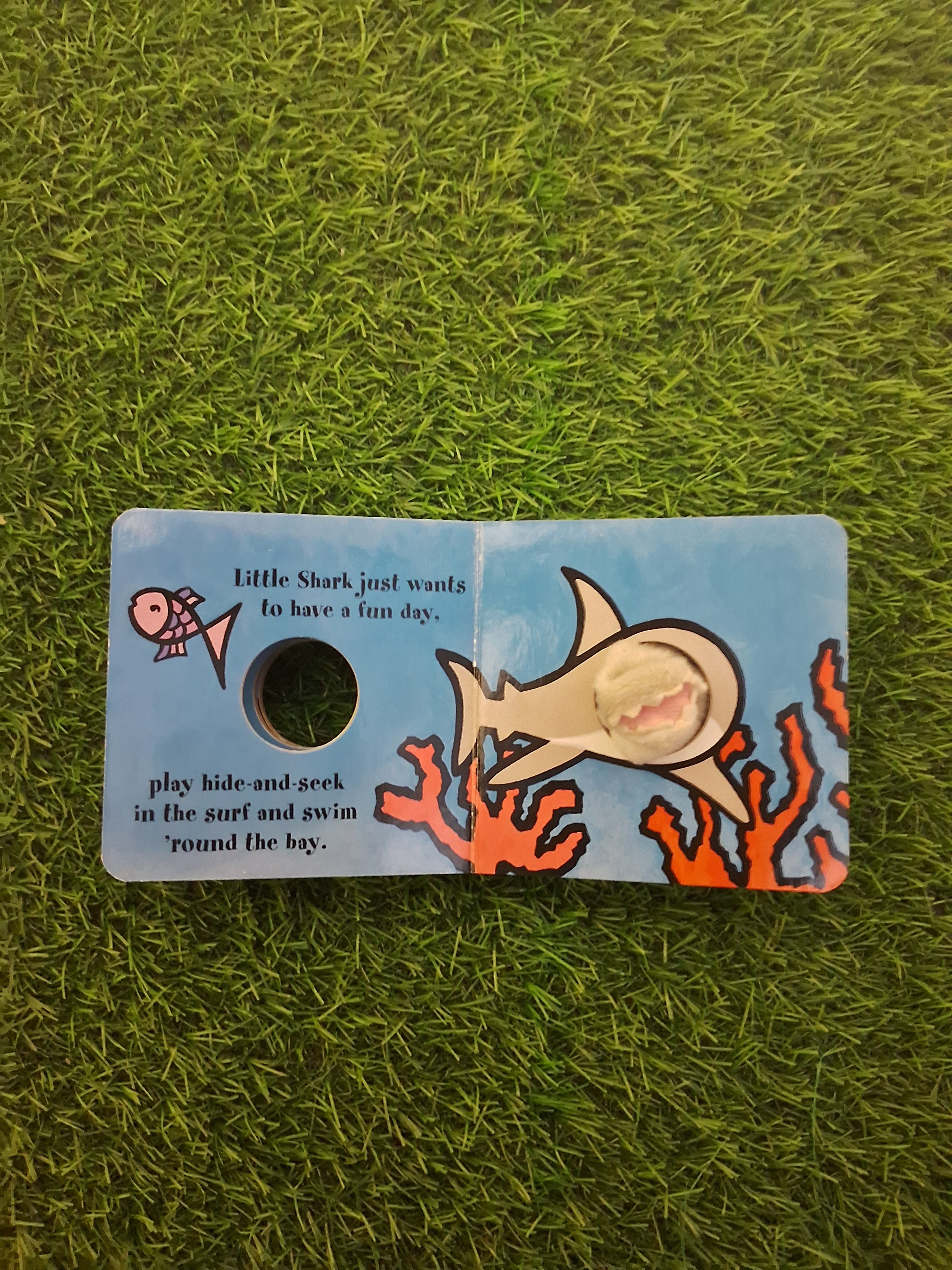 FINGER PUPPET BOOK - LITTLE SHARK -  Very Good Condition Board Book