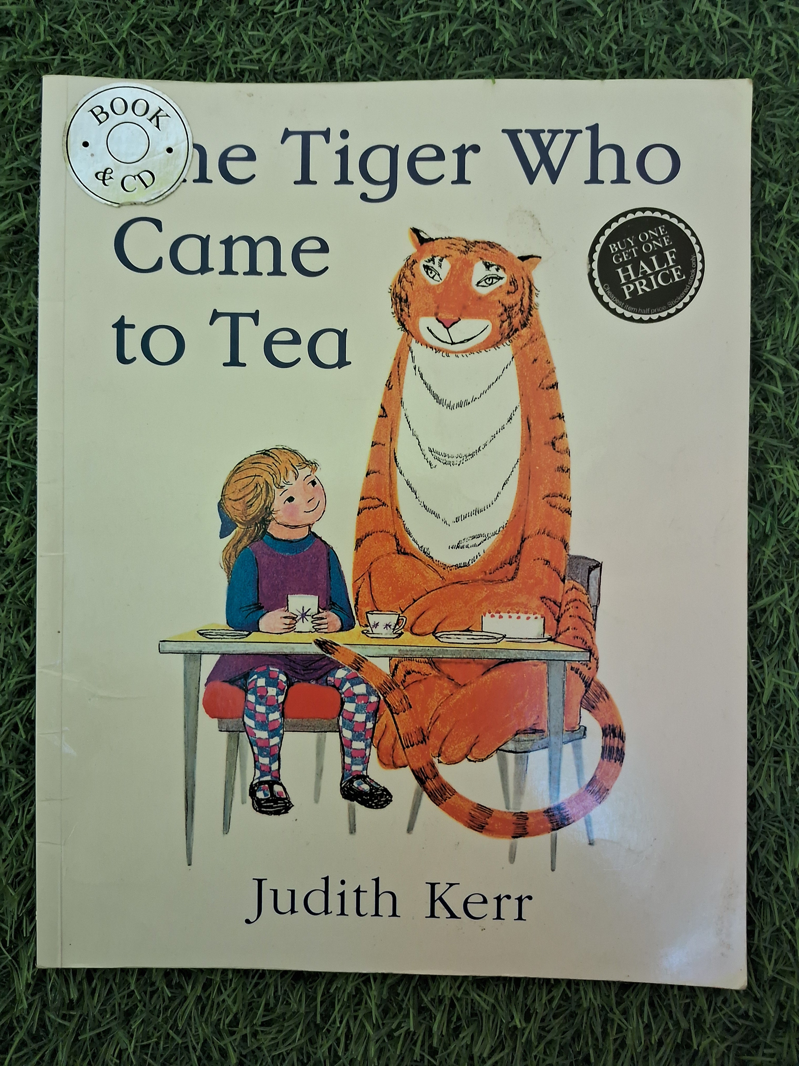 HARPERCOLLINS - THE TIGER WHO CAME TO TEA - Excellent Condition Paperback