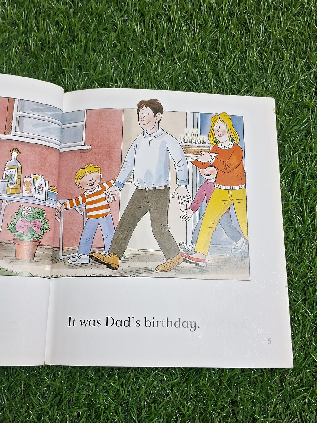 READ WITH BIFF CHIP & KIPPER - DAD'S BITHDAY - Excellent Condition Paperback