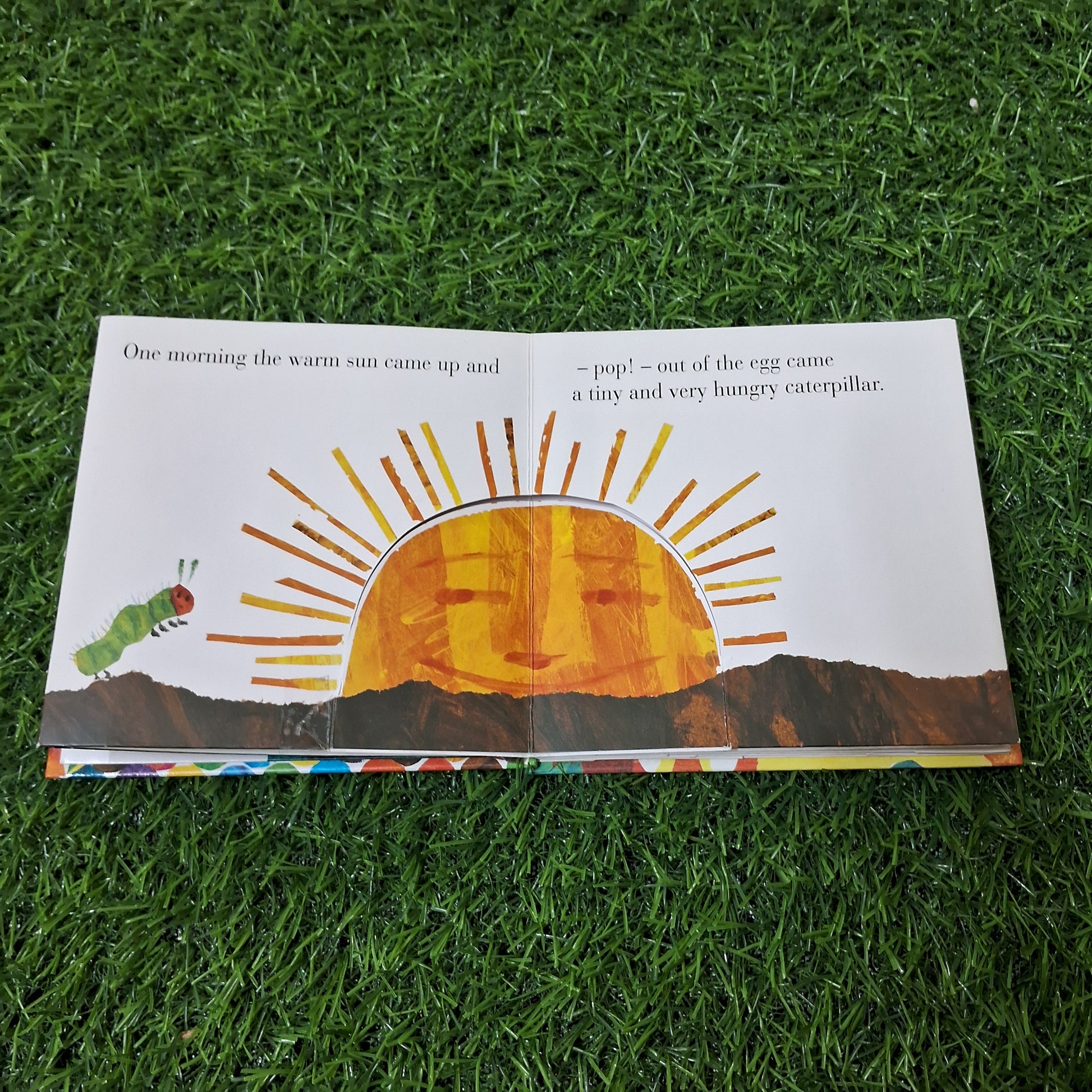 The very hungry caterpillar:A pull out pop up - Good Condition Hardcover