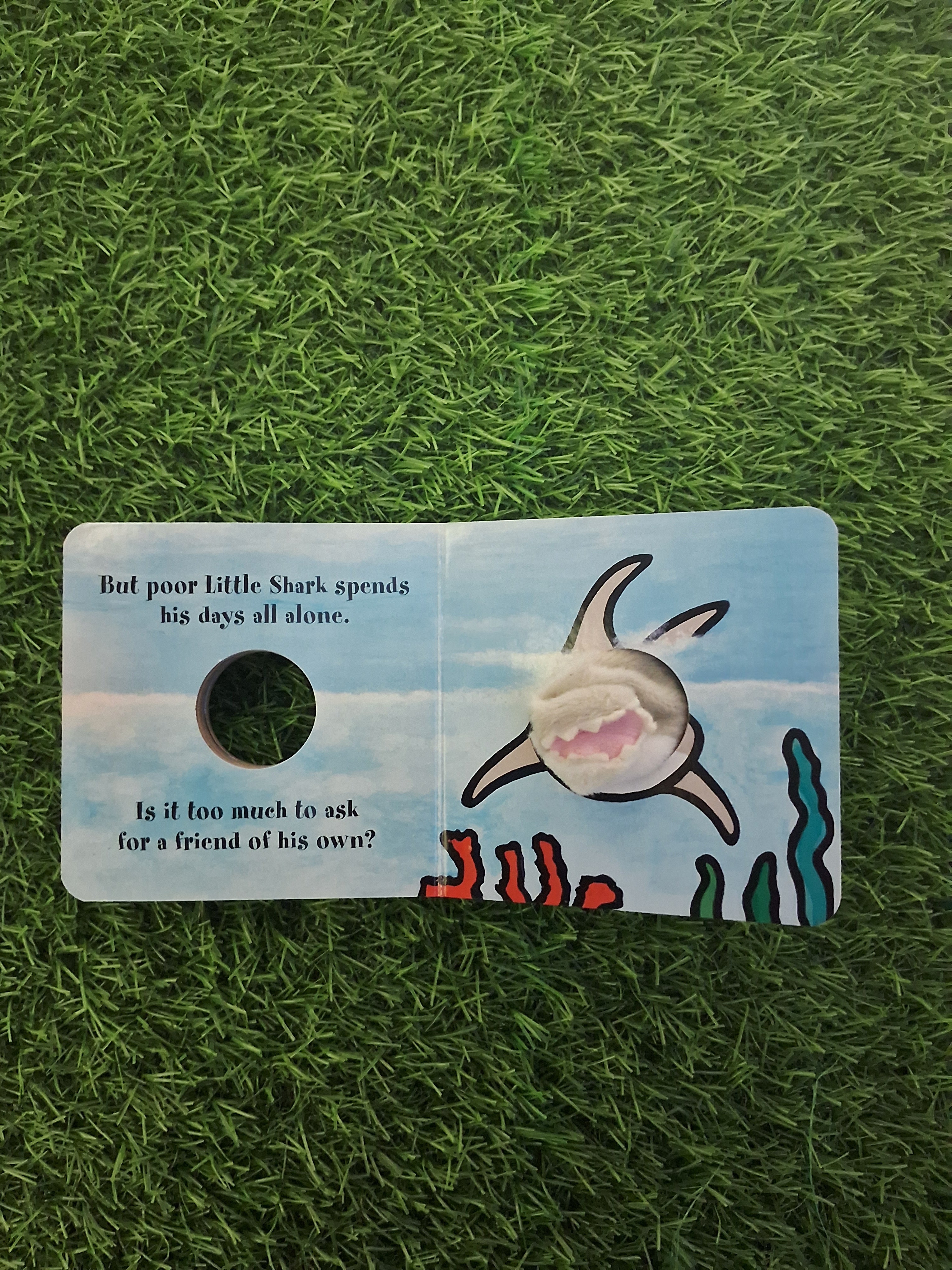 FINGER PUPPET BOOK - LITTLE SHARK -  Very Good Condition Board Book