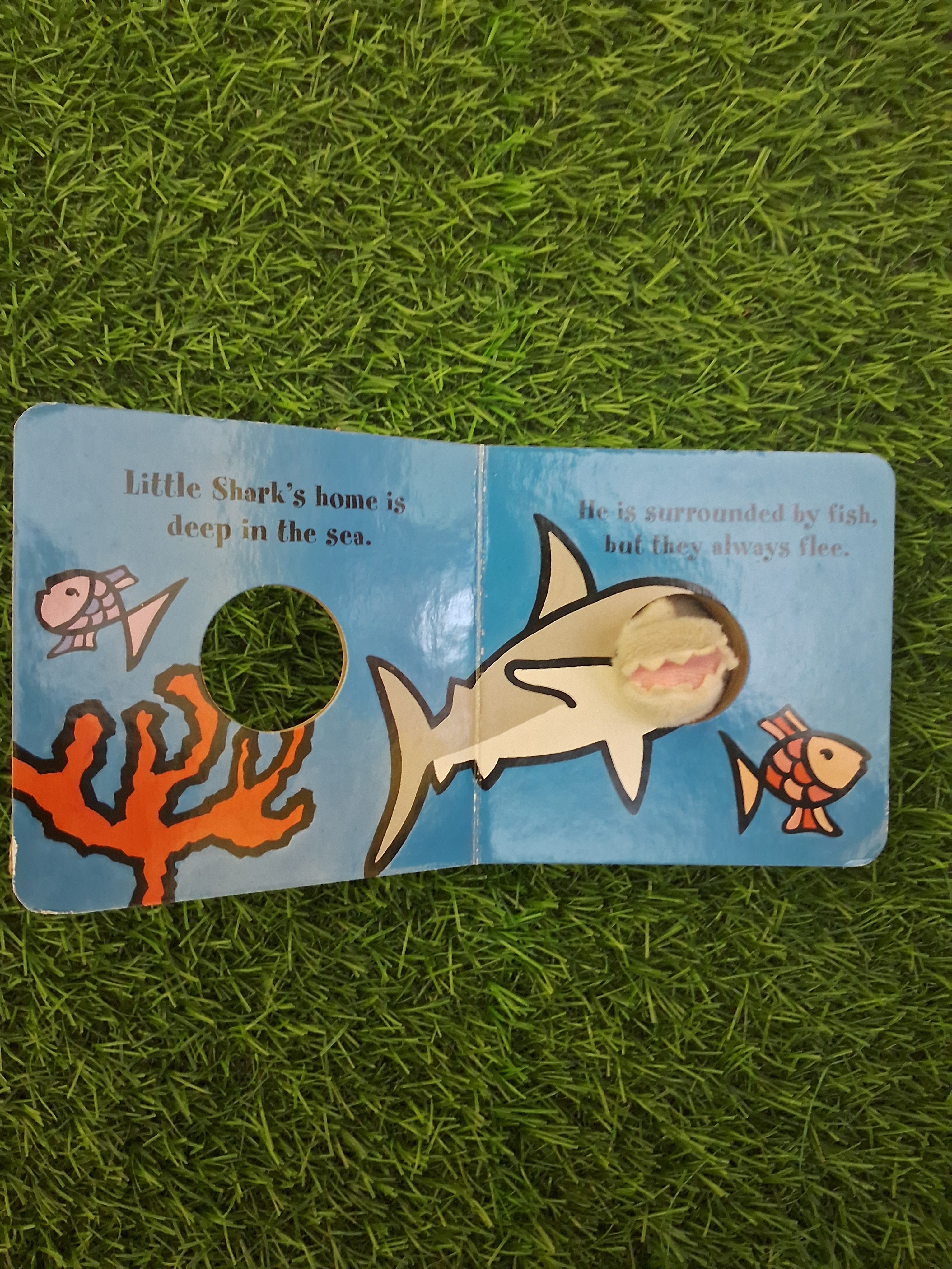 FINGER PUPPET BOOK - LITTLE SHARK -  Very Good Condition Board Book