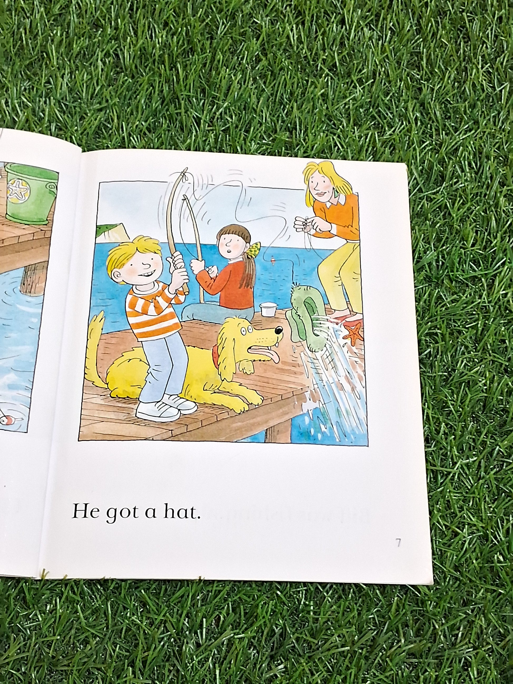 READ WITH BIFF CHIP & KIPPER - FUNNY FISH - Excellent Condition Paperback