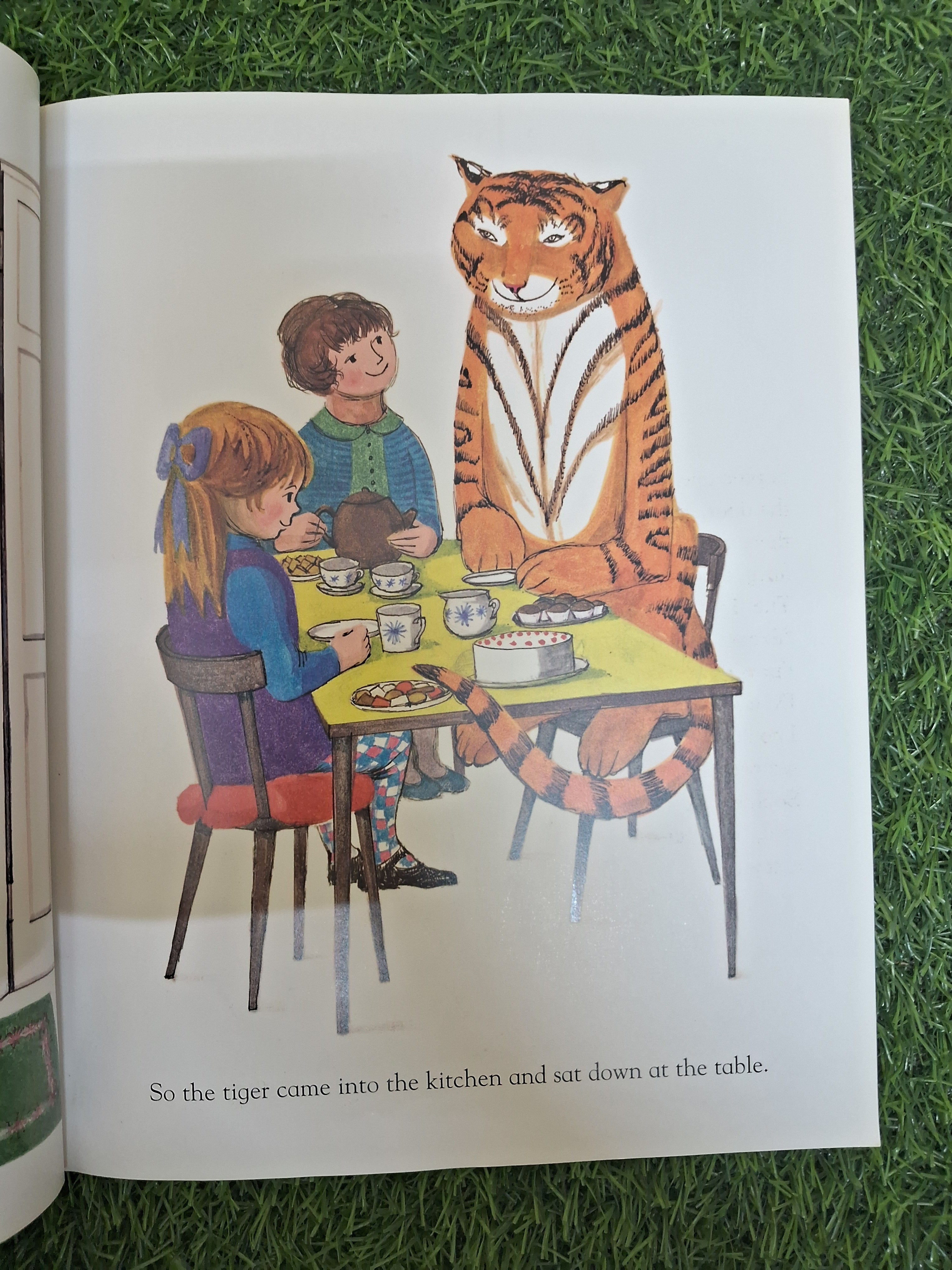 HARPERCOLLINS - THE TIGER WHO CAME TO TEA - Excellent Condition Paperback