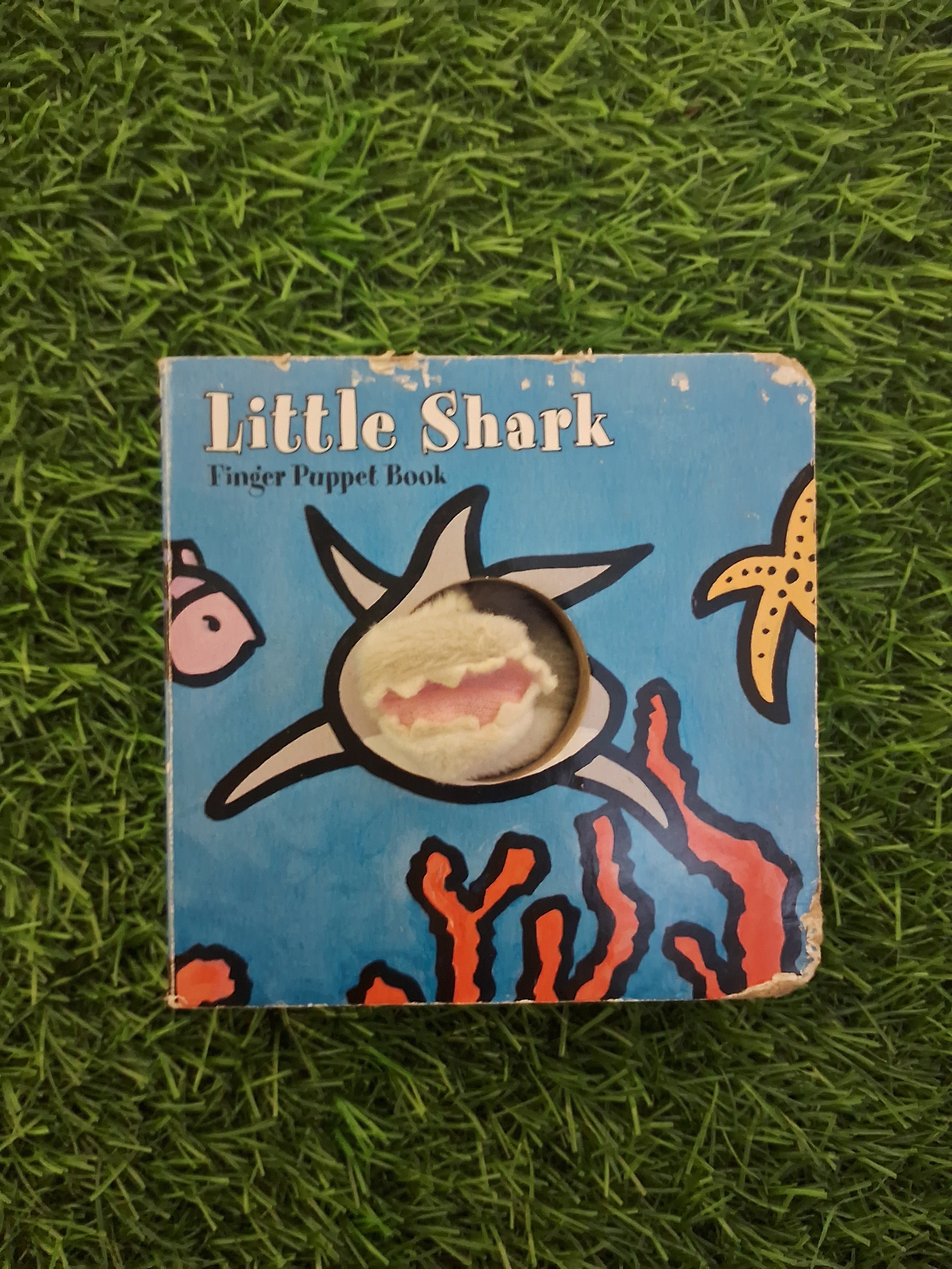 FINGER PUPPET BOOK - LITTLE SHARK -  Very Good Condition Board Book