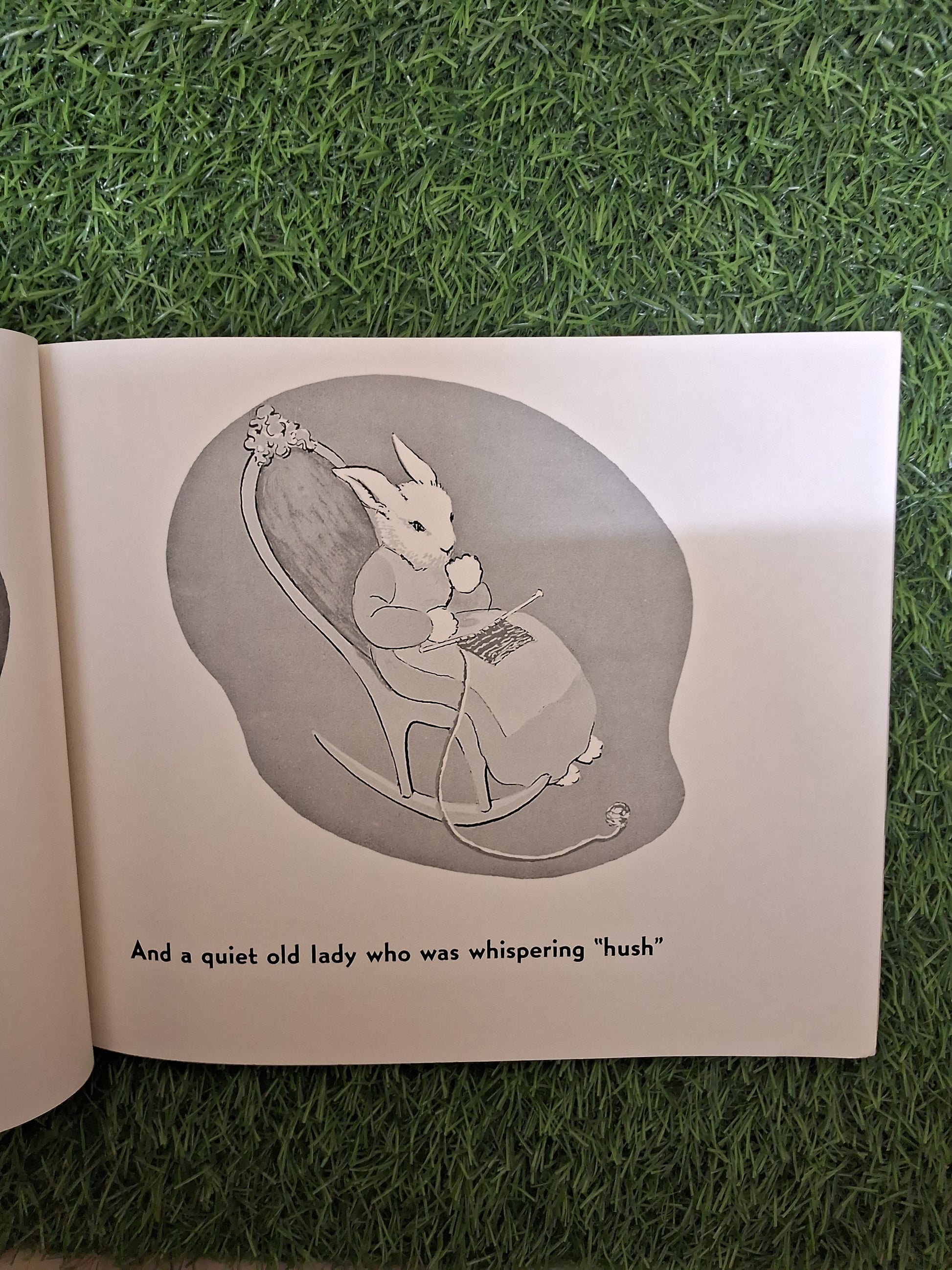 BABY'S FIRST BOOK - GOODNIGHT MOON - Excellent Condition Paperback