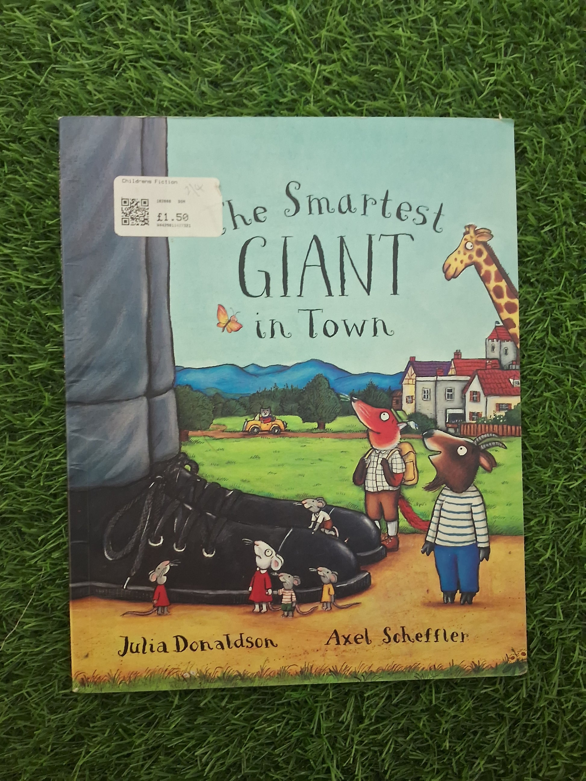 Book of THE SMARTEST GIANT IN TOWN -  Very Good Condition Paperback