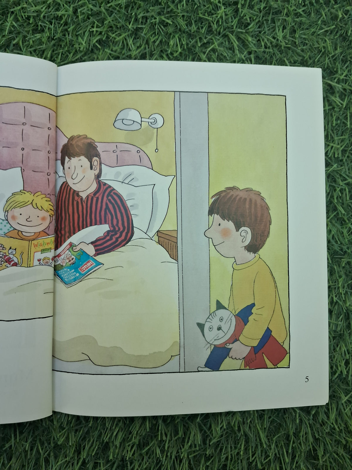 READ WITH BIFF CHIP & KIPPER - SIX IN A BED - Excellent Condition Paperback