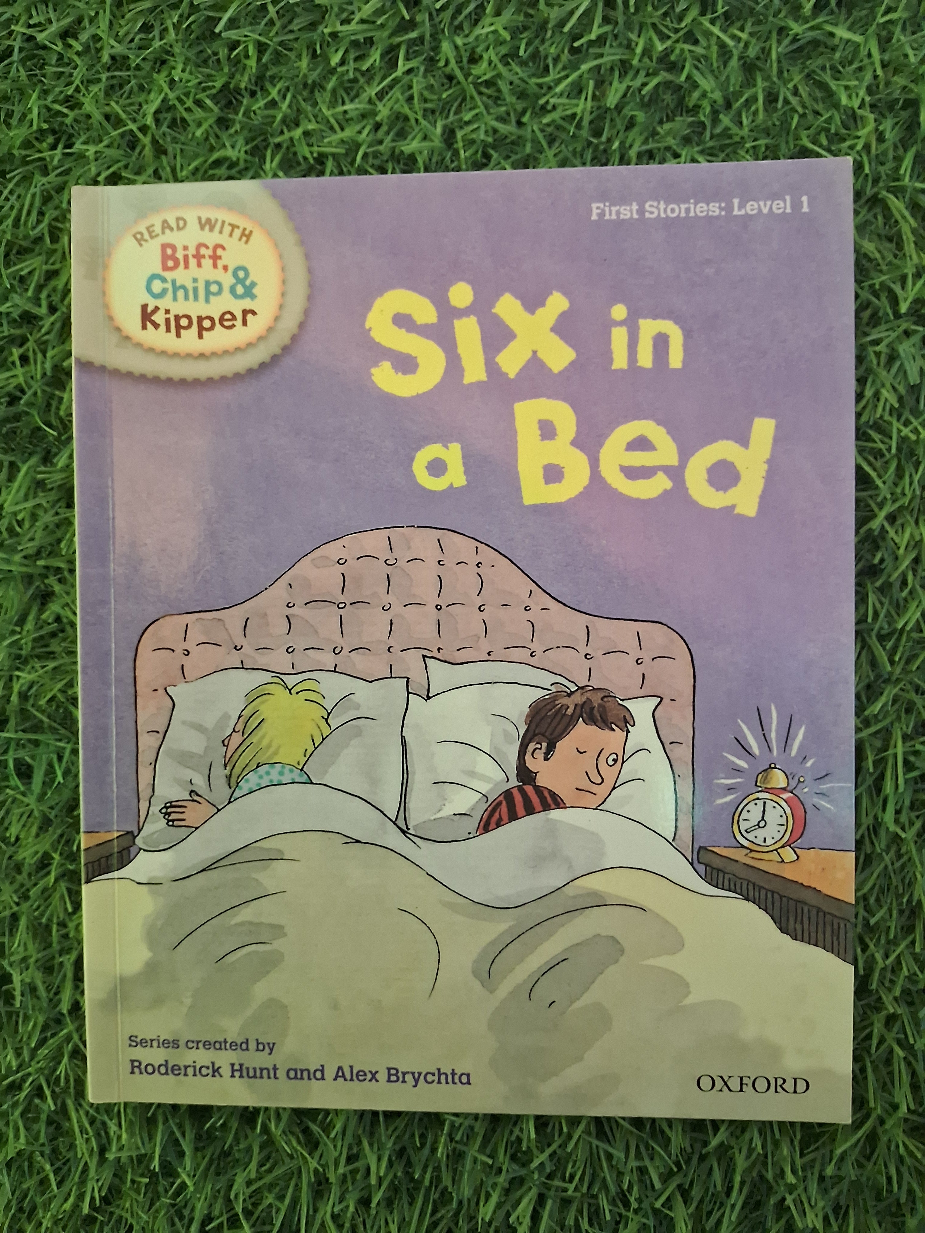 READ WITH BIFF CHIP & KIPPER - SIX IN A BED - Excellent Condition Paperback