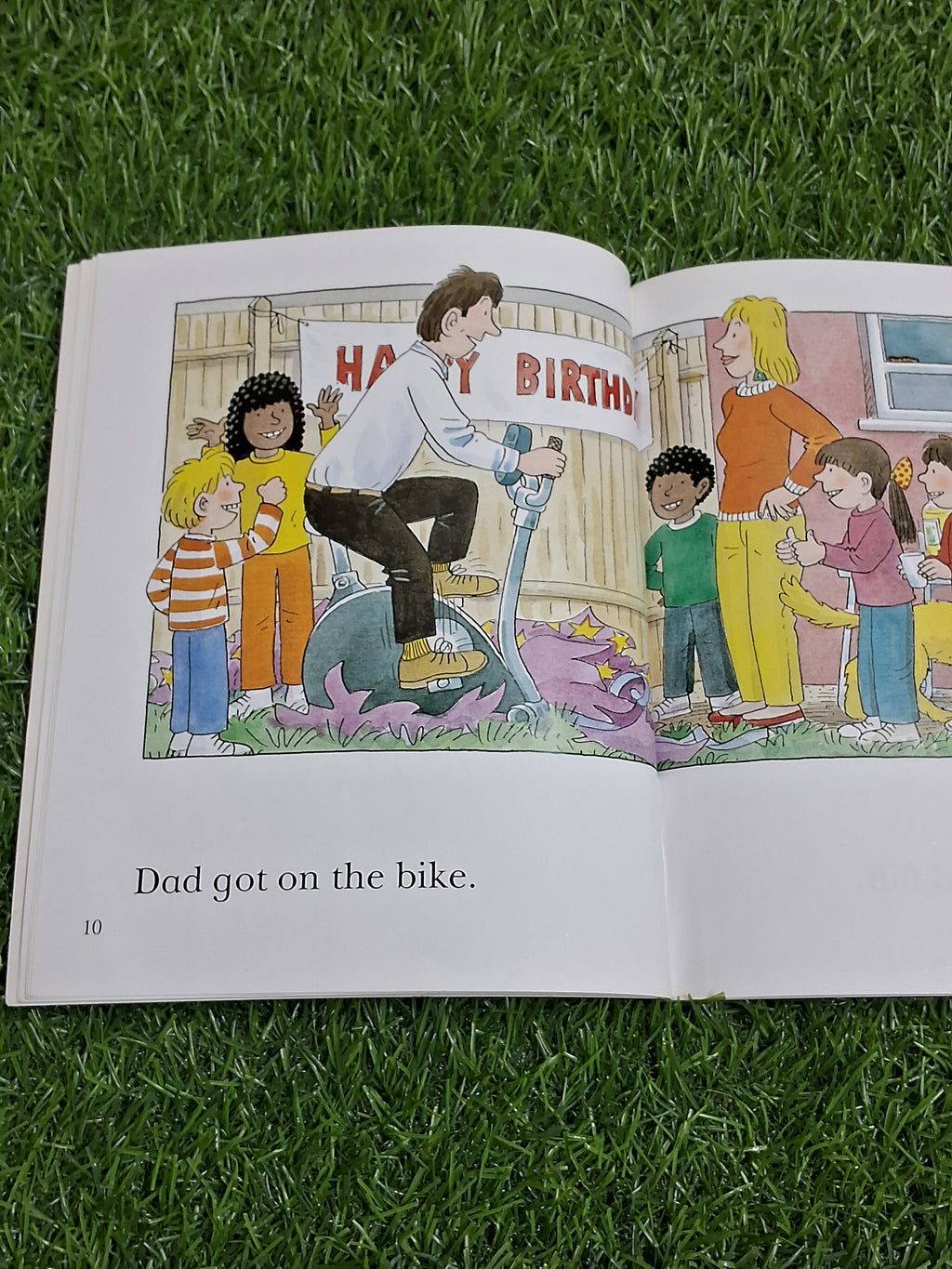 READ WITH BIFF CHIP & KIPPER - DAD'S BITHDAY - Excellent Condition Paperback