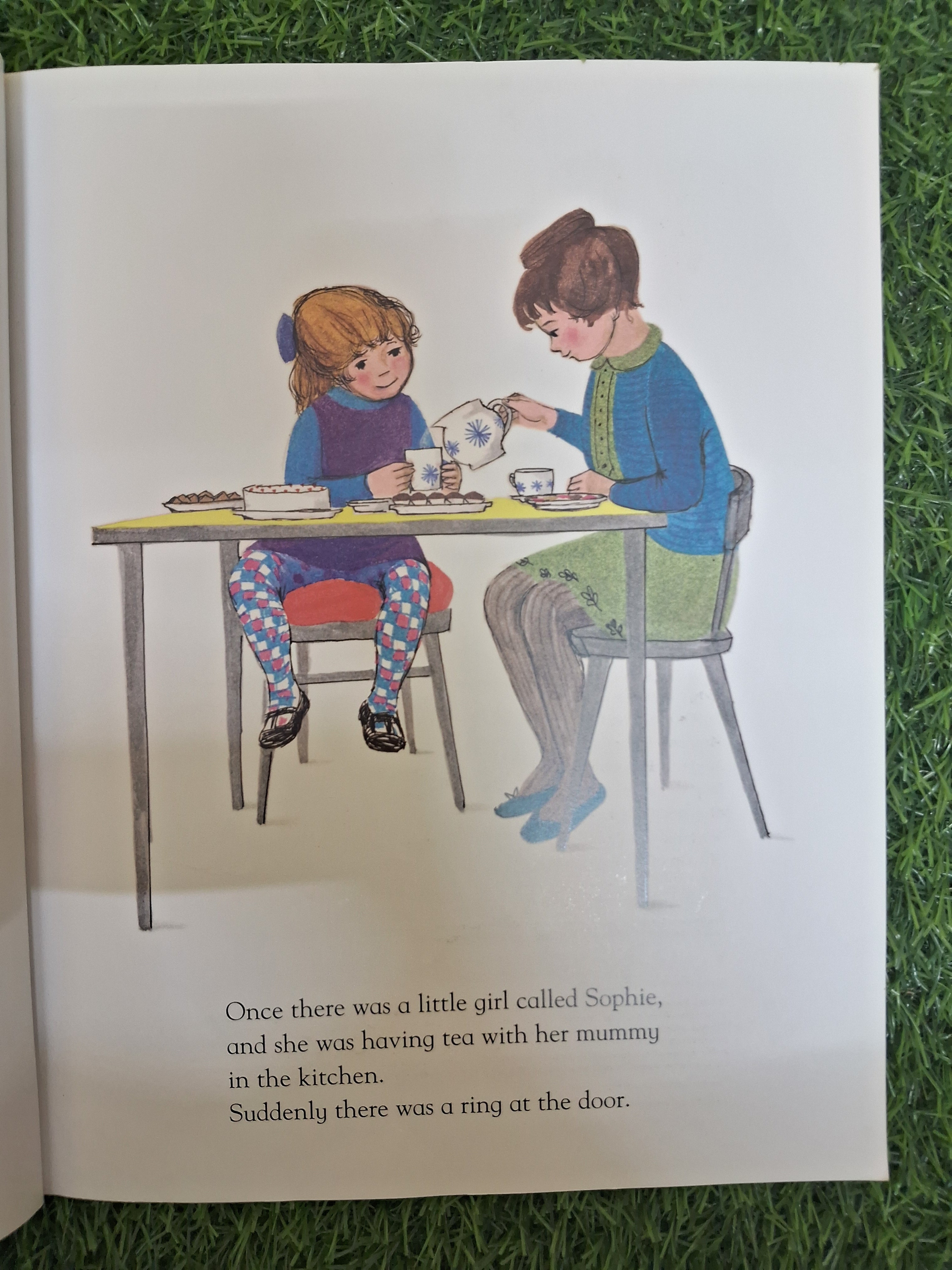 HARPERCOLLINS - THE TIGER WHO CAME TO TEA - Excellent Condition Paperback