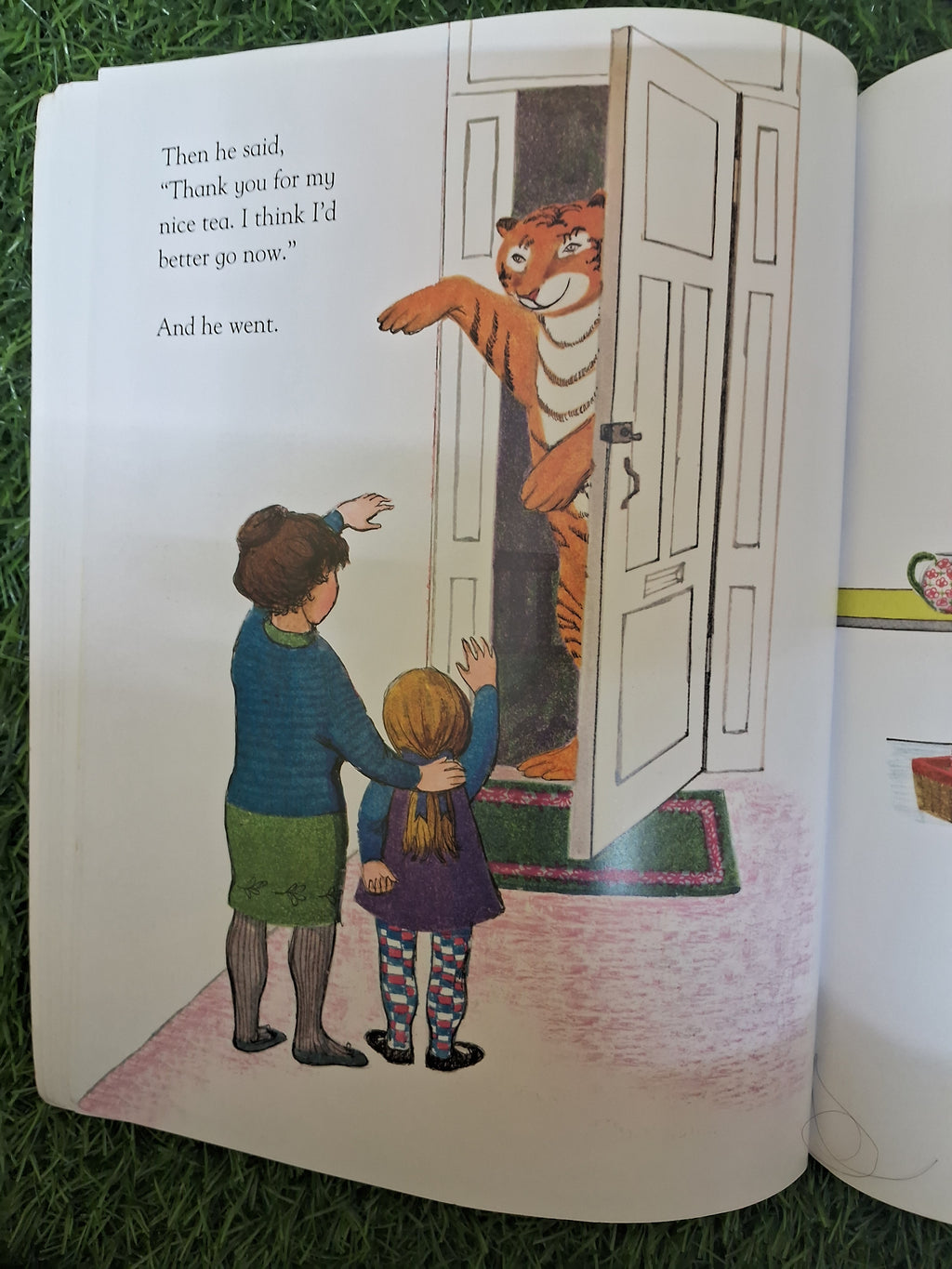 HARPERCOLLINS - THE TIGER WHO CAME TO TEA - Excellent Condition Paperback
