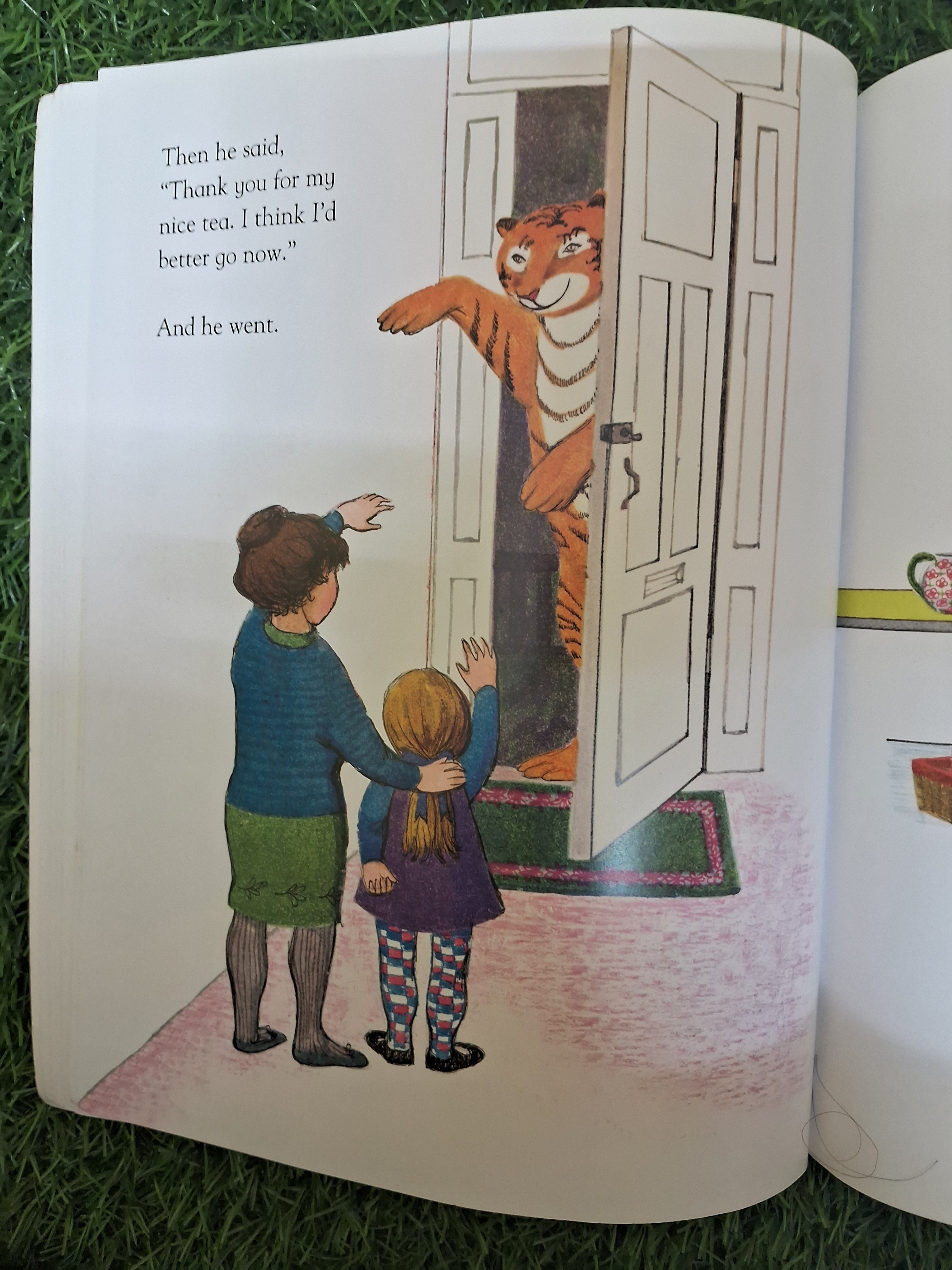 HARPERCOLLINS - THE TIGER WHO CAME TO TEA - Excellent Condition Paperback