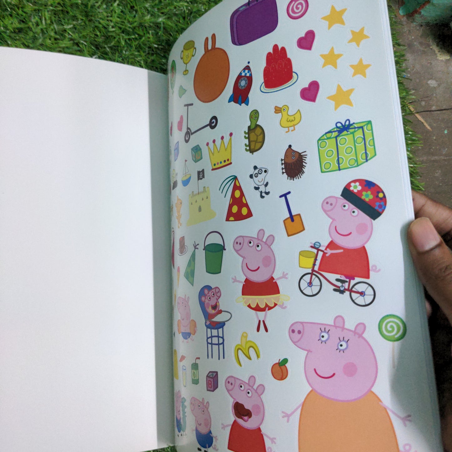 Peppa Pig: Mummy and Me Sticker Colouring book